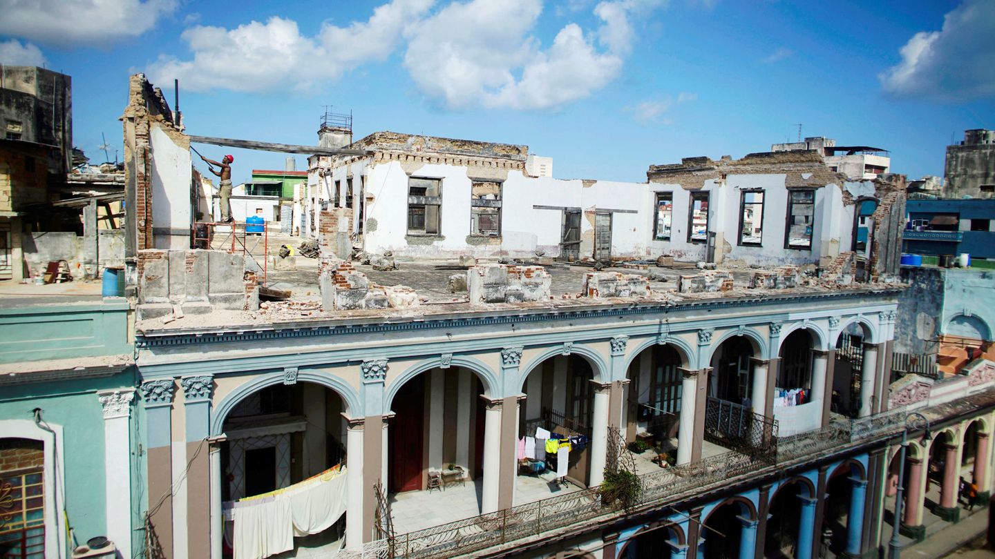 Un hombre trabaja en la reparación de un tejado derruido por el paso del huracán Irma en el centro de La Habana, en septiembre de 2017. (Reuters)