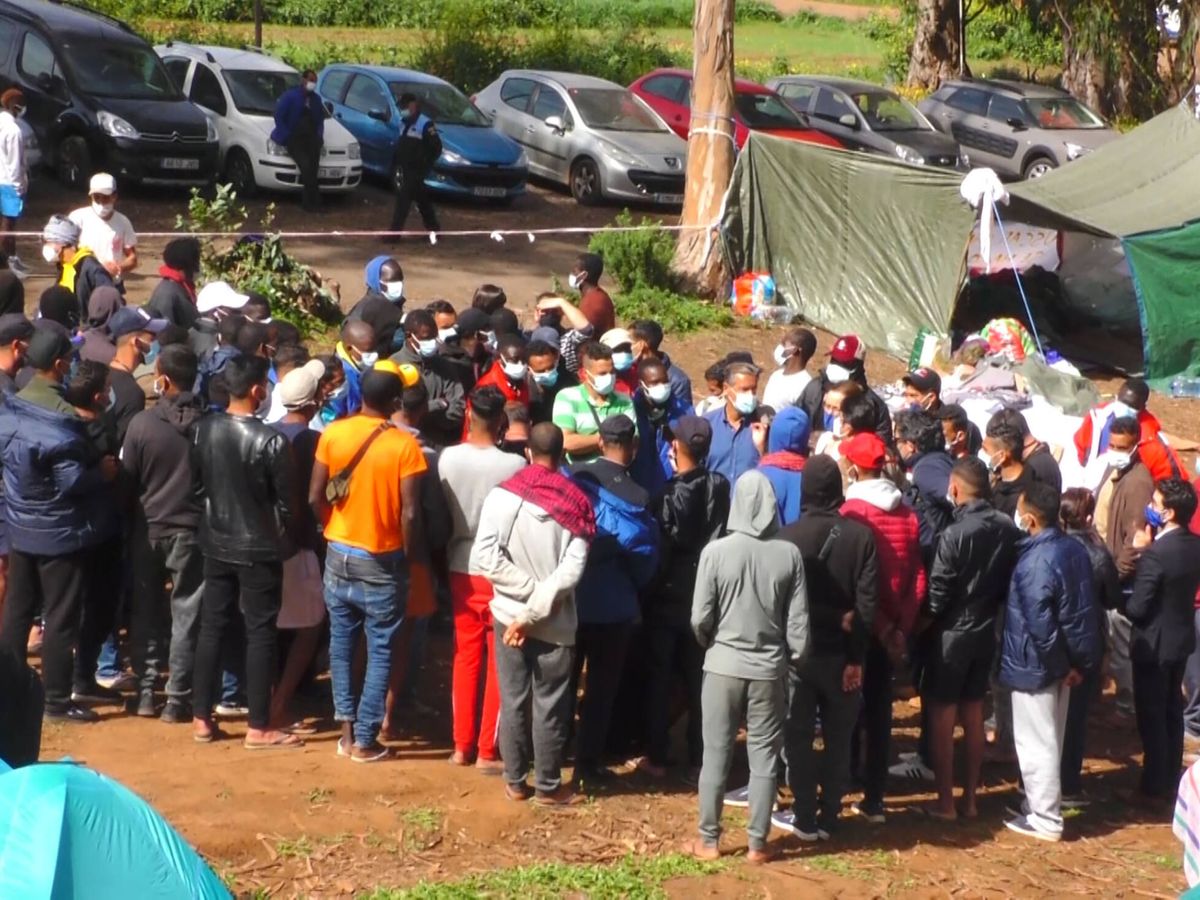 Foto: Inmigrantes en el campamento de Las Raíces, en la Laguna, Tenerife. (Europa Press)
