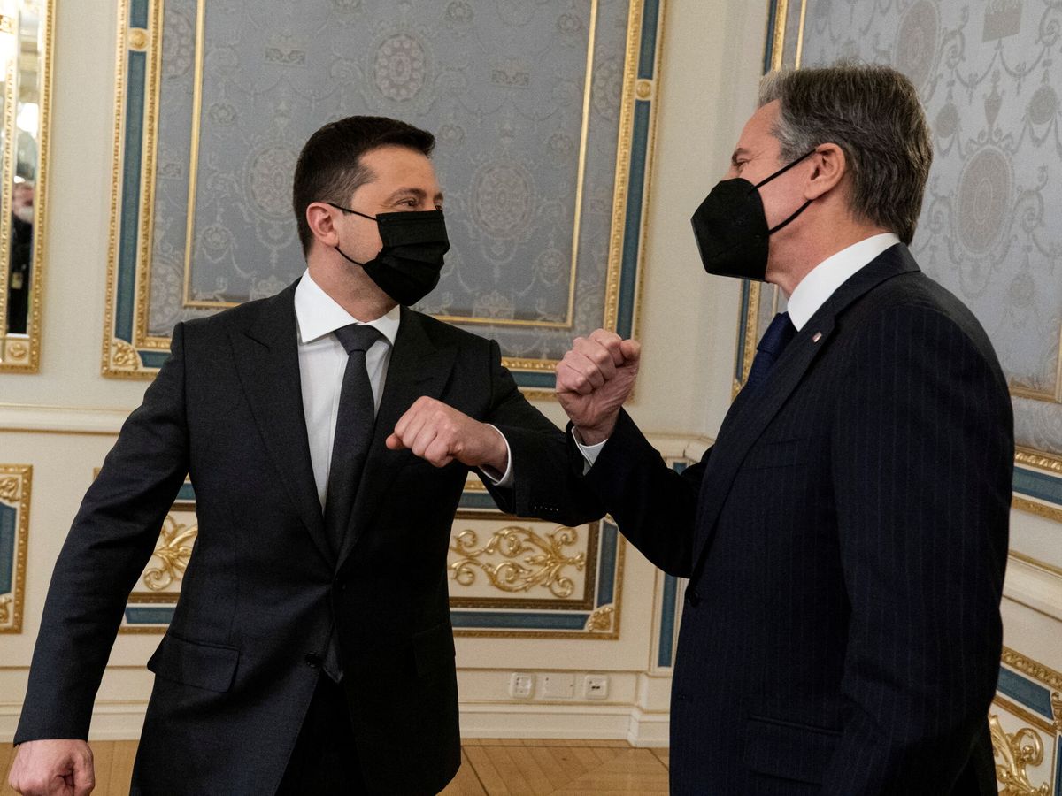 Foto: Antony Blinken, secretario de Estado de EEUU (derecha), junto al presidente ucraniano  Volodímir Zelenski (izquierda). (Reuters/Alex Brandon)