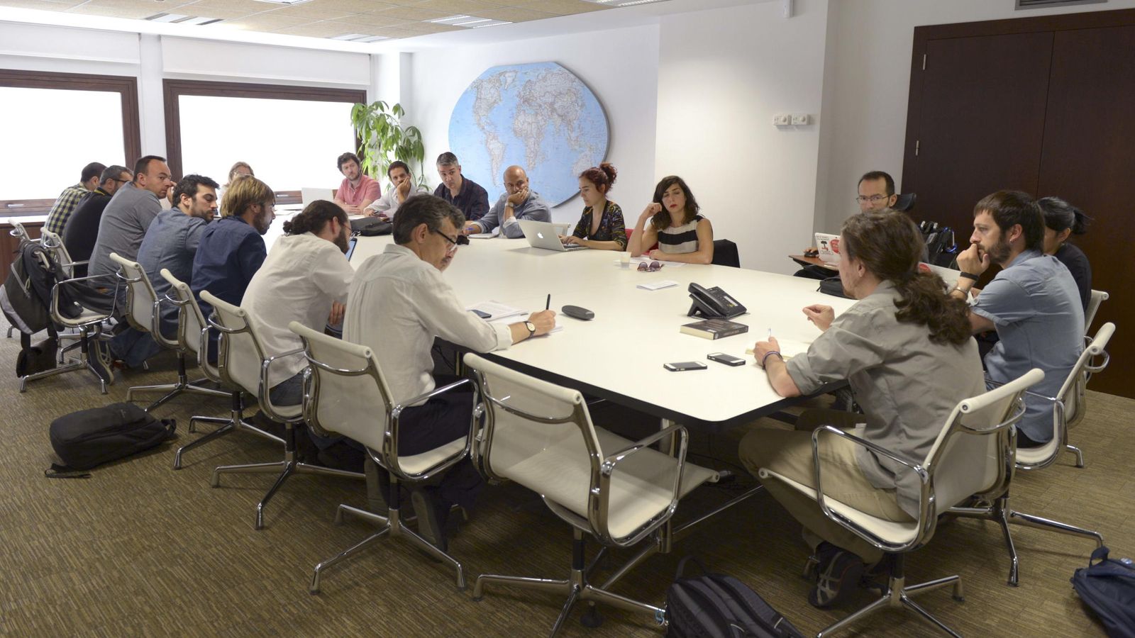 Foto: Reunión de Pablo Iglesias con los 17 secretarios generales para sentar las bases de la política de pactos. (EFE)