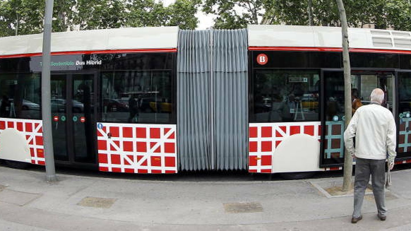 La línea h12 cuenta con el primer autobús híbrido biarticulado de barcelona