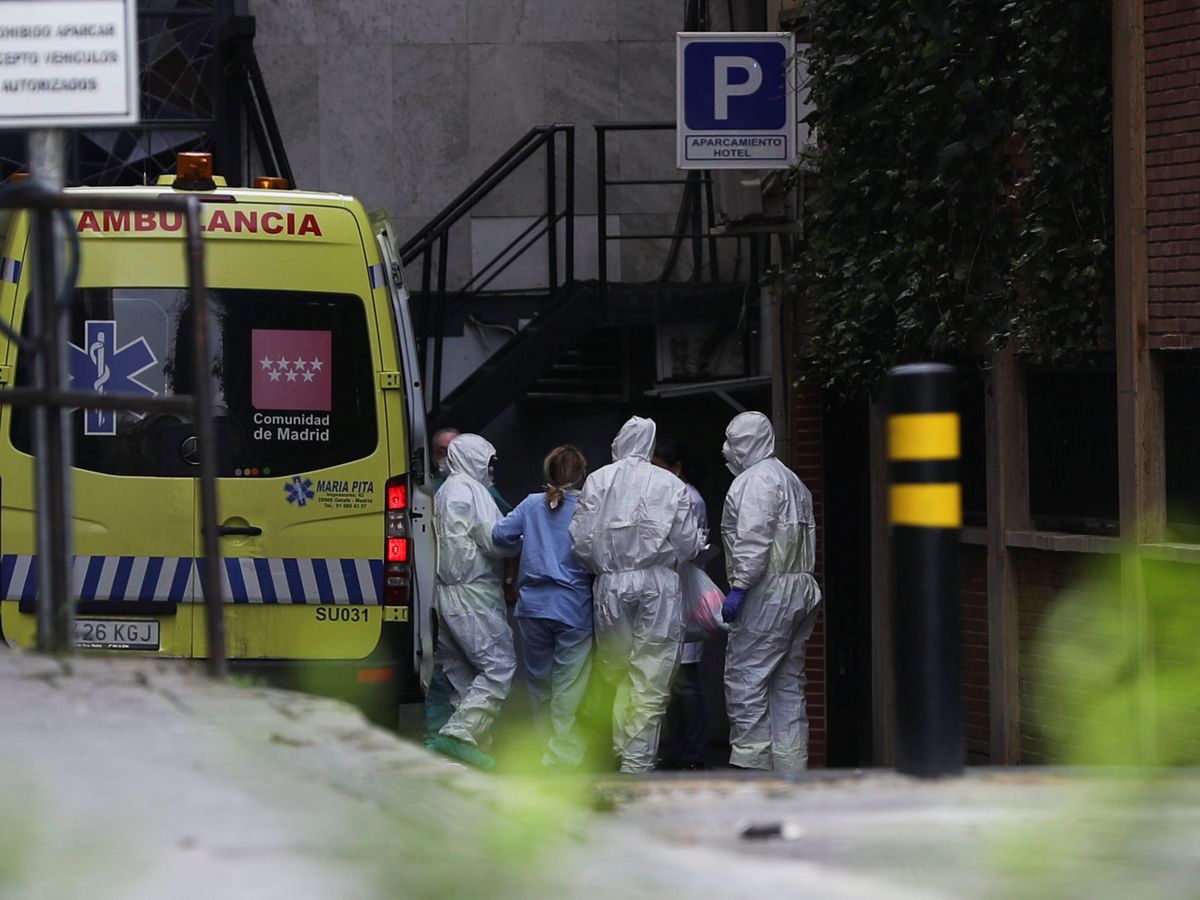 Foto: Una ambulancia en un hospital de Madrid con pacientes con coronavirus. (Reuters)