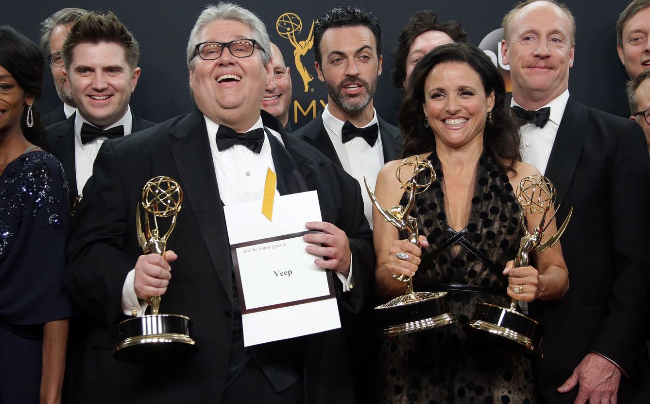 David Mandel y Julia Louis-Dreyfus, de 'Veep'posan con el equipo de la serie durante la gala de los Emmy 2016 en el Microsoft Theater de Los Angeles, California, USA. Foto:  EFE EPA MIKE NELSON