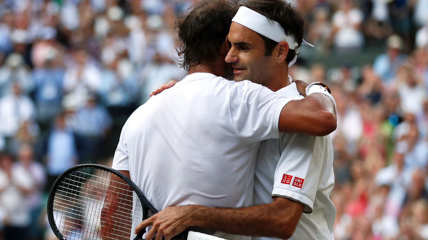 Federer y Nadal, dos buenos amigos y leyendas del tenis, se abrazan al término del partido. (Reuters)