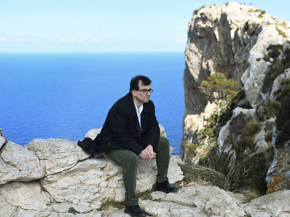 Foto: Javier Cercas en Formentor, donde se desarrolla su última novela. (Iván Giménez)