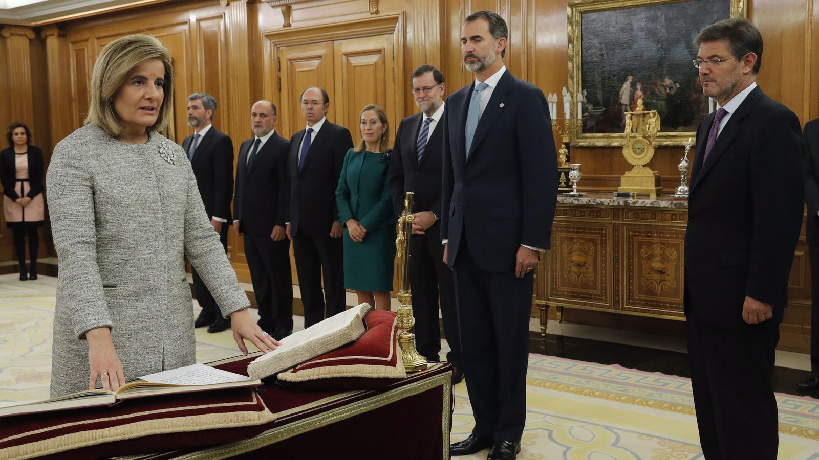 Foto: La ministra de Empleo y Seguridad Social, Fátima Báñez, jura su cargo ante el Rey. (EFE)