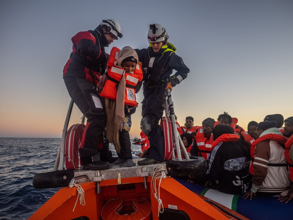 Foto: Sea Watch rescata a 118 migrantes y la guardia costera italiana a otros 250, en diciembre de 2023. (EFE)