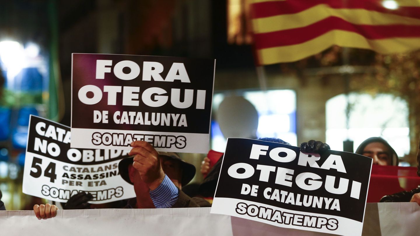 Protesta de Somatemps contra la presencia de Arnaldo Otegi en Barcelona en enero de 2017. (Efe)