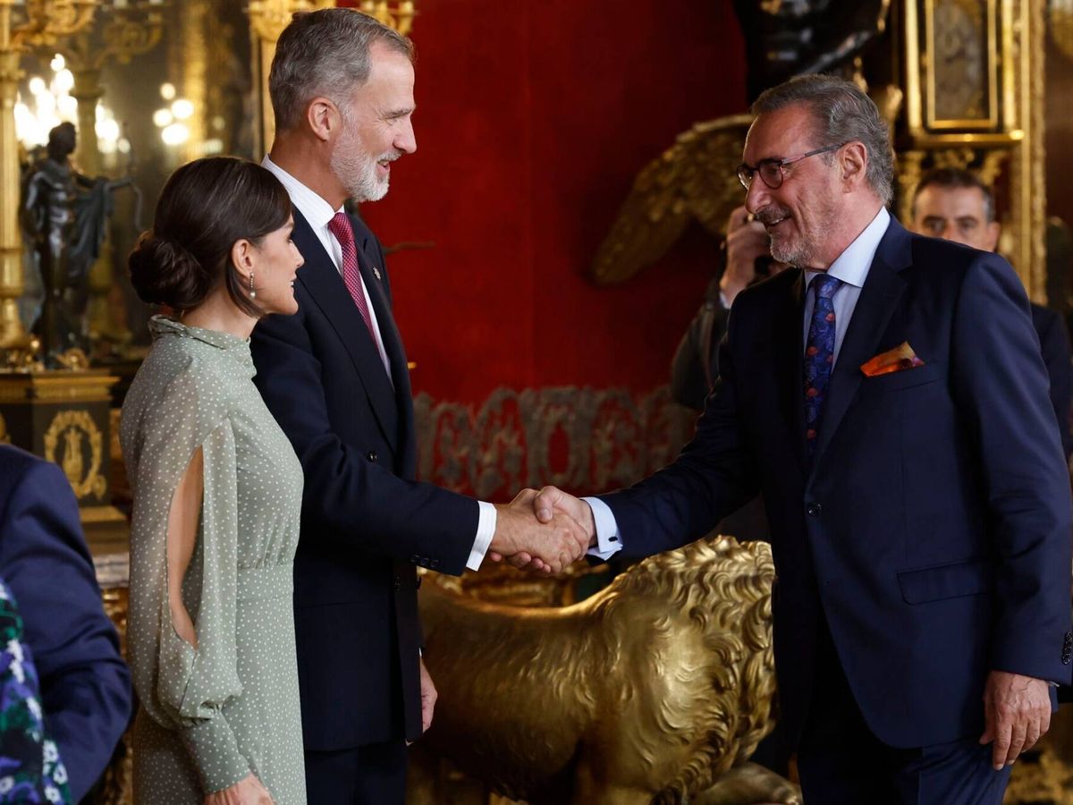 Foto: El periodista Carlos Herrera recuerda un pequeño encontronazo con la reina Letizia. (EFE)