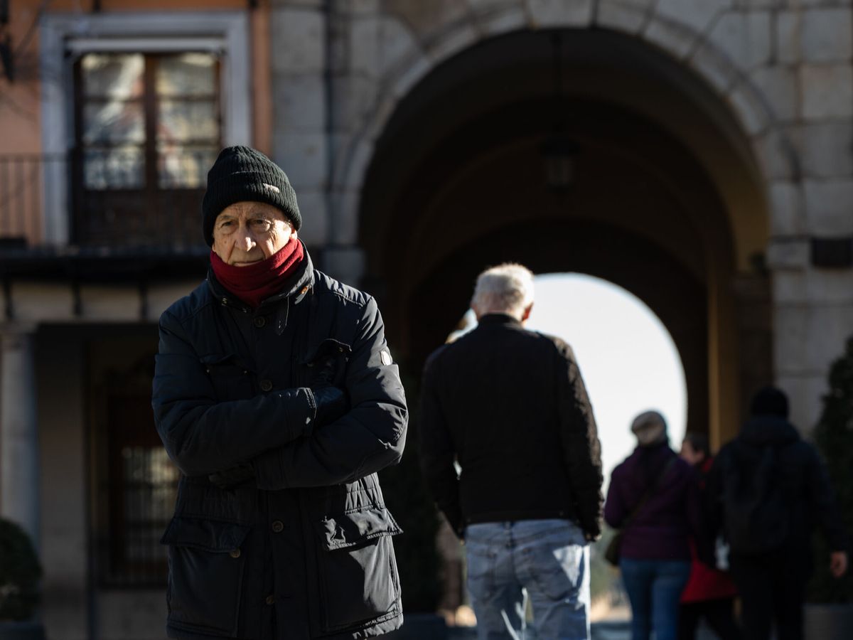 Foto: Un hombre pasea a pesar del frío en Toledo. (EFE/Ángeles Visdómine)