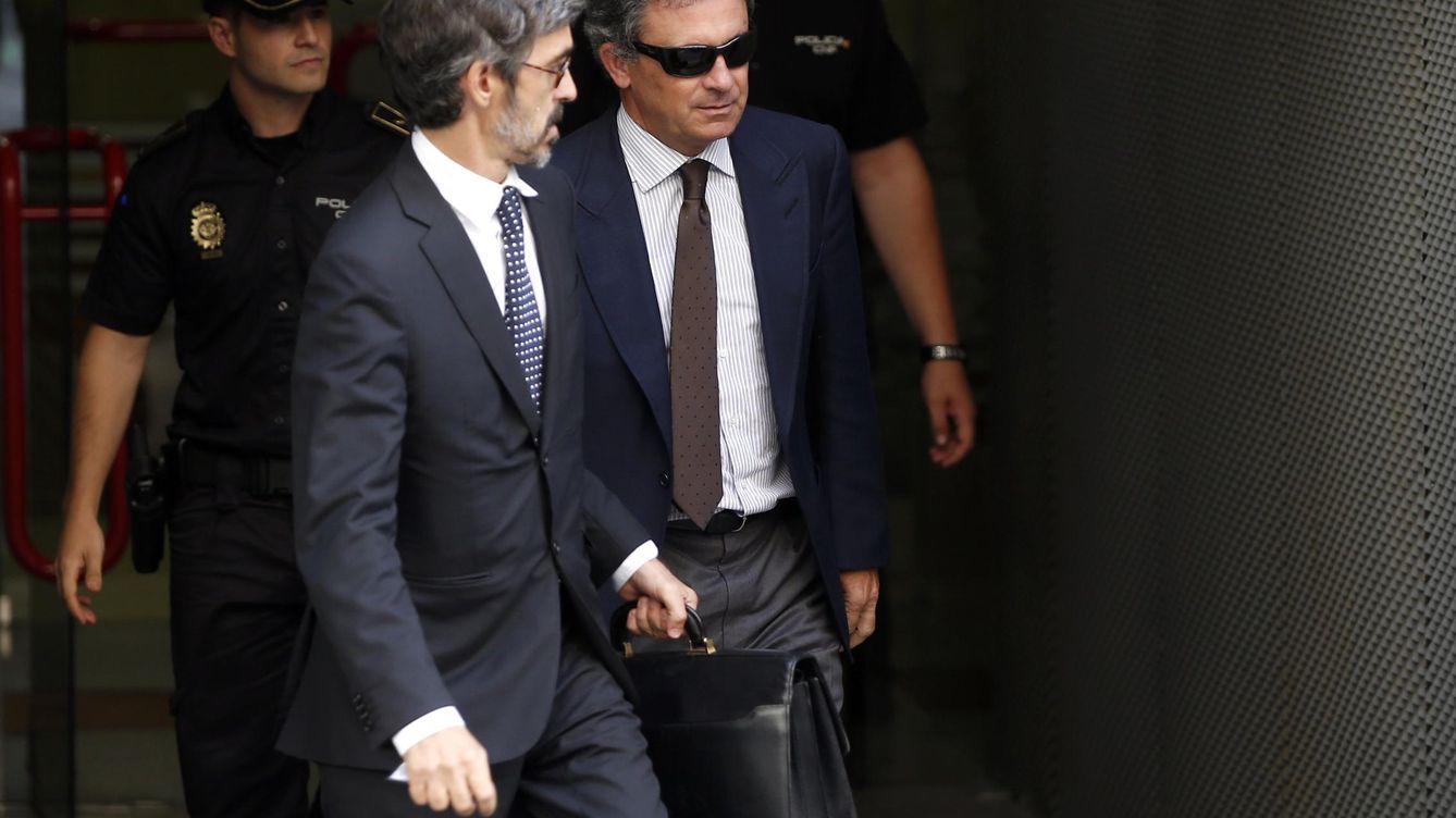Foto: Jordi Pujol Ferrusola, junto a su abogado, Cristóbal Martell, a la salida de la Audiencia Nacional. (Reuters)