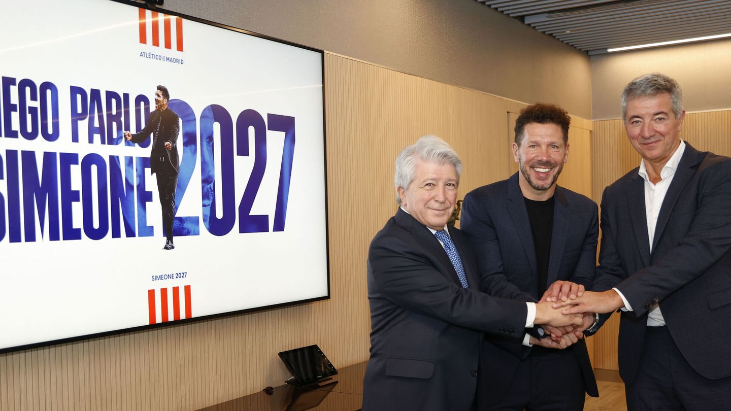 Simeone, junto a Cerezo y Gil Marín en el acto de renovación hasta 2027 (EFE ).