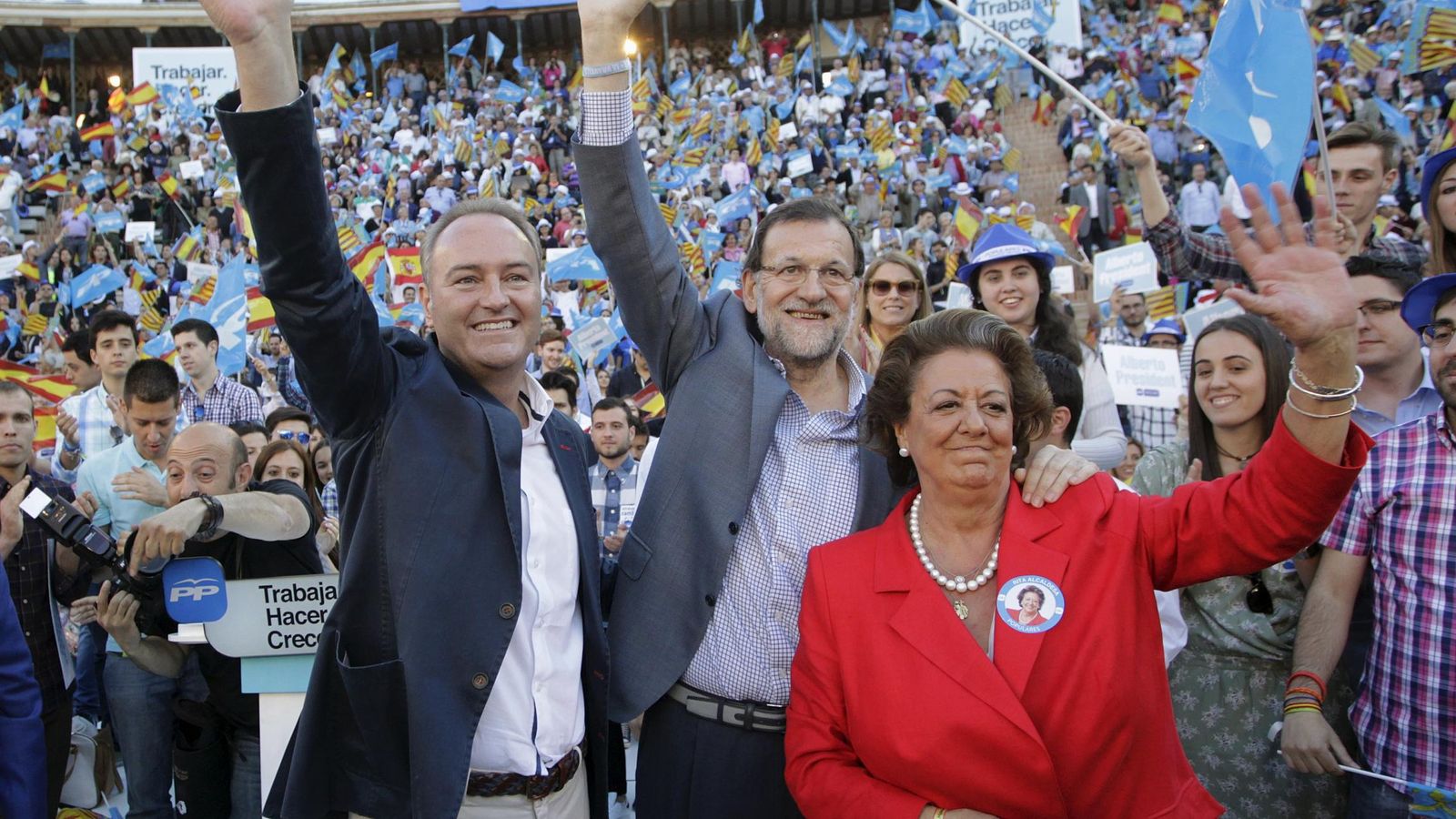 Foto: Fabra, Rajoy y Barberá saludan a los asistentes al mitin celebrado en la plaza de toros de Valencia. (Reuters)