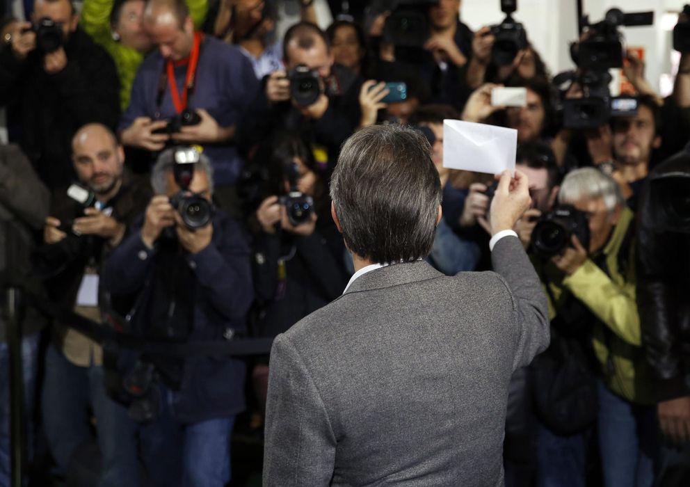 Foto: Artur Mas, momentos antes de depositar su papeleta para la consulta del 9-N. (Reuters)