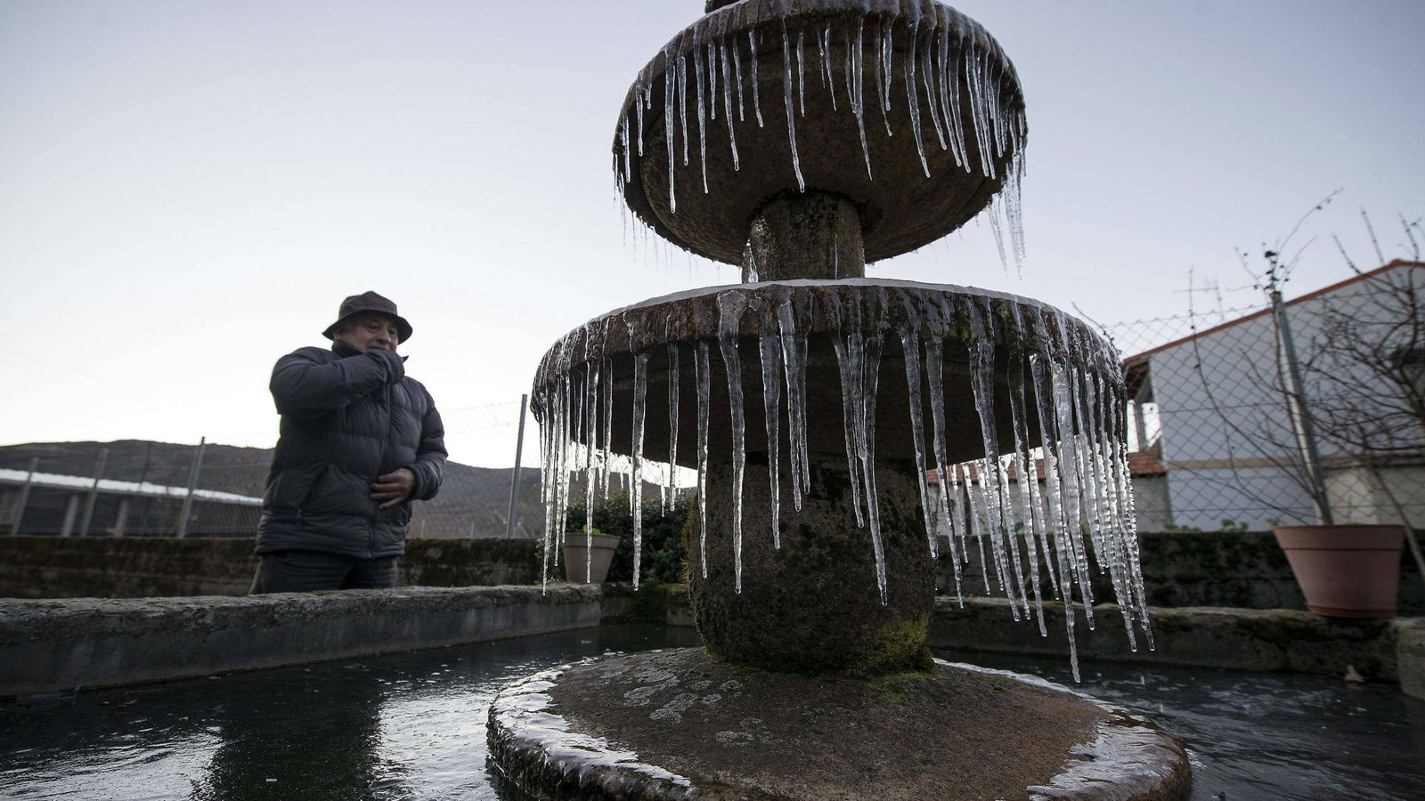 Foto: Una fuente congelada en Ourense. (EFE)