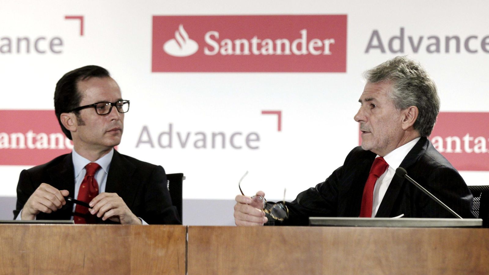 Foto: El exCEO del Santander, Javier Marín, junto al exresponsable de España, Enrique García Candelas. (EFE)