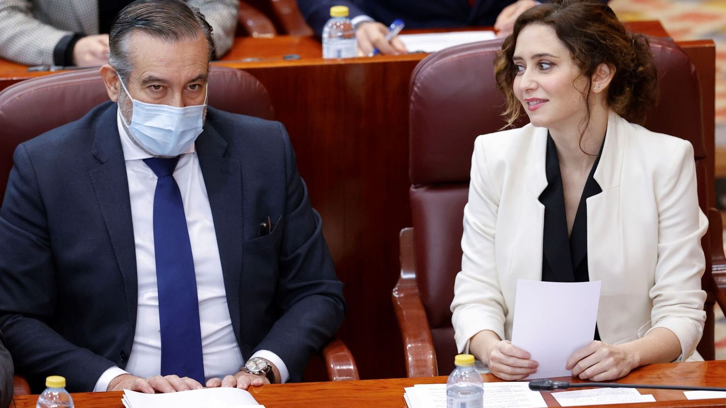 El consejero de Presidencia, Enrique López, y la presidenta de la Comunidad de Madrid, Isabel Díaz Ayuso. (EFE)