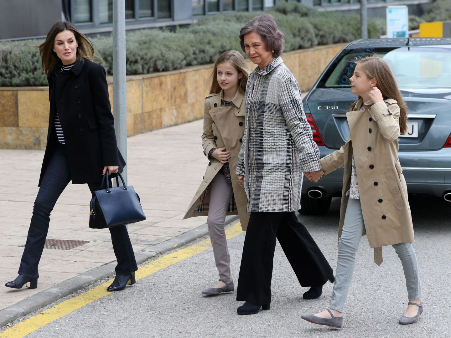 Los Reyes, sus hijas y la reina Sofía, visitando al rey Juan Carlos en el hospital. (Cordon Press)
