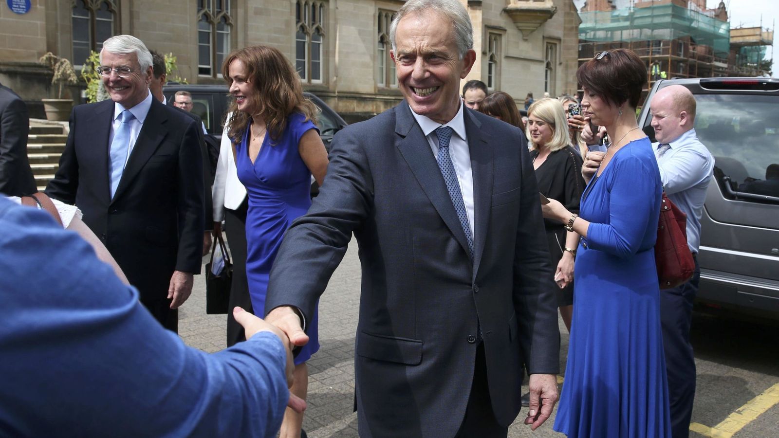 Foto: Tony Blair estrecha la mano de un ciudadano durante un evento en la Universidad del Ulster en Londonderry, Irlanda del Norte, el 9 de junio (Reuters)