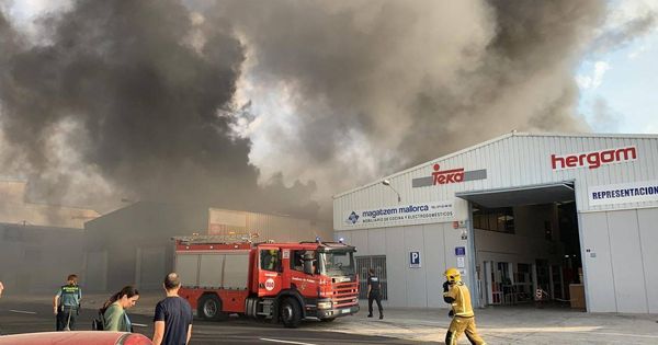 Foto: Imagen del incendio originado este lunes en una de las naves industriales de la calle Siurell de Marratxí, en Mallorca. (Bombers de Mallorca)