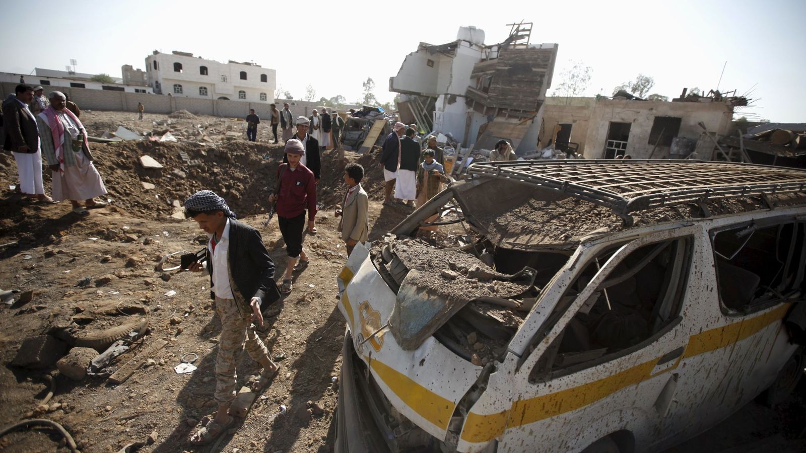 Foto: Yemeníes en el escenario de un ataque aéreo saudí en la capital del país, Saná, el 6 de enero de 2016 (Reuters).
