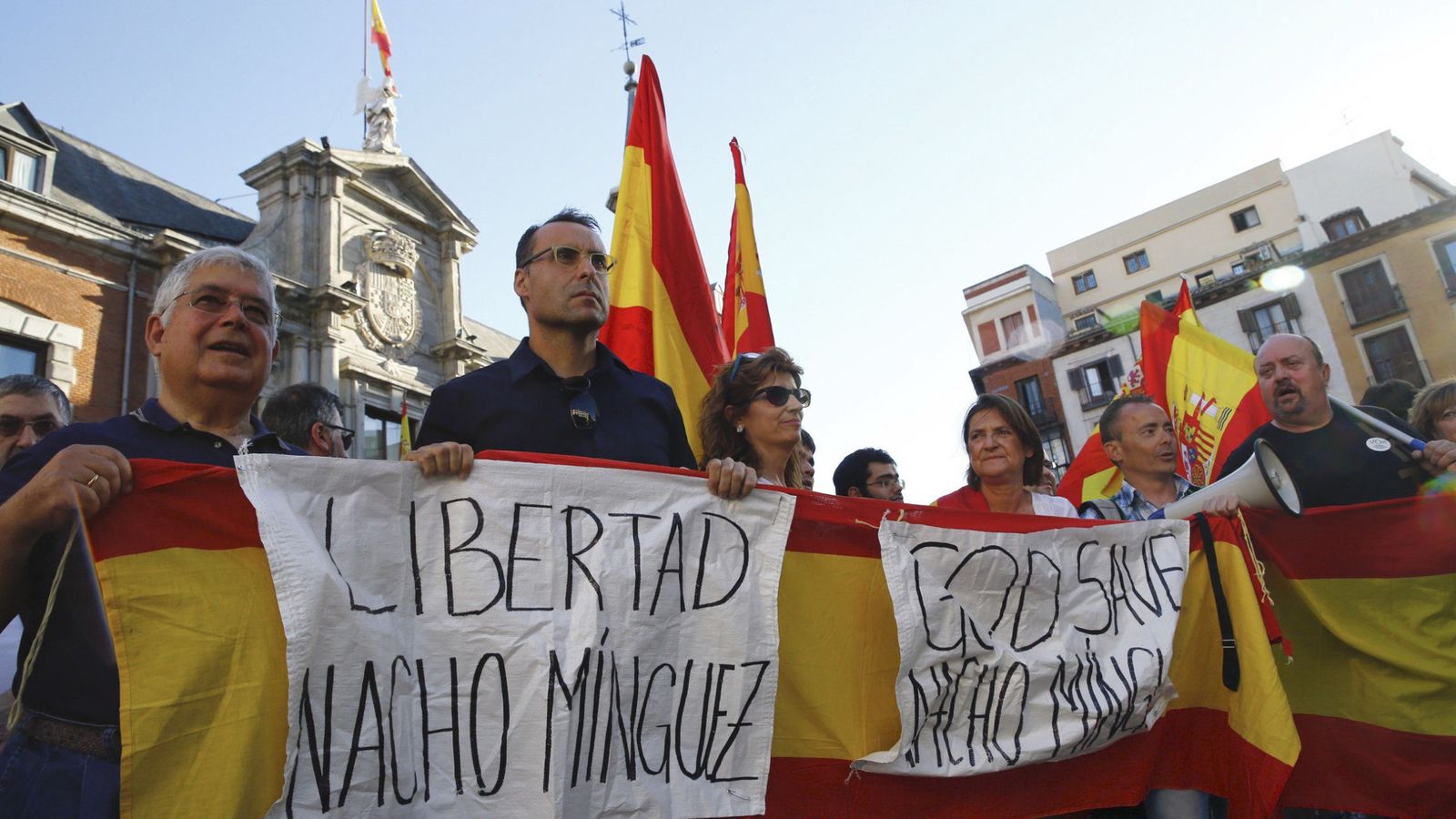 Foto: Concentración frente al Ministerio de Asuntos Exteriores para pedir la liberación del presidente de Vox en Madrid, Nacho Mínguez. (EFE)