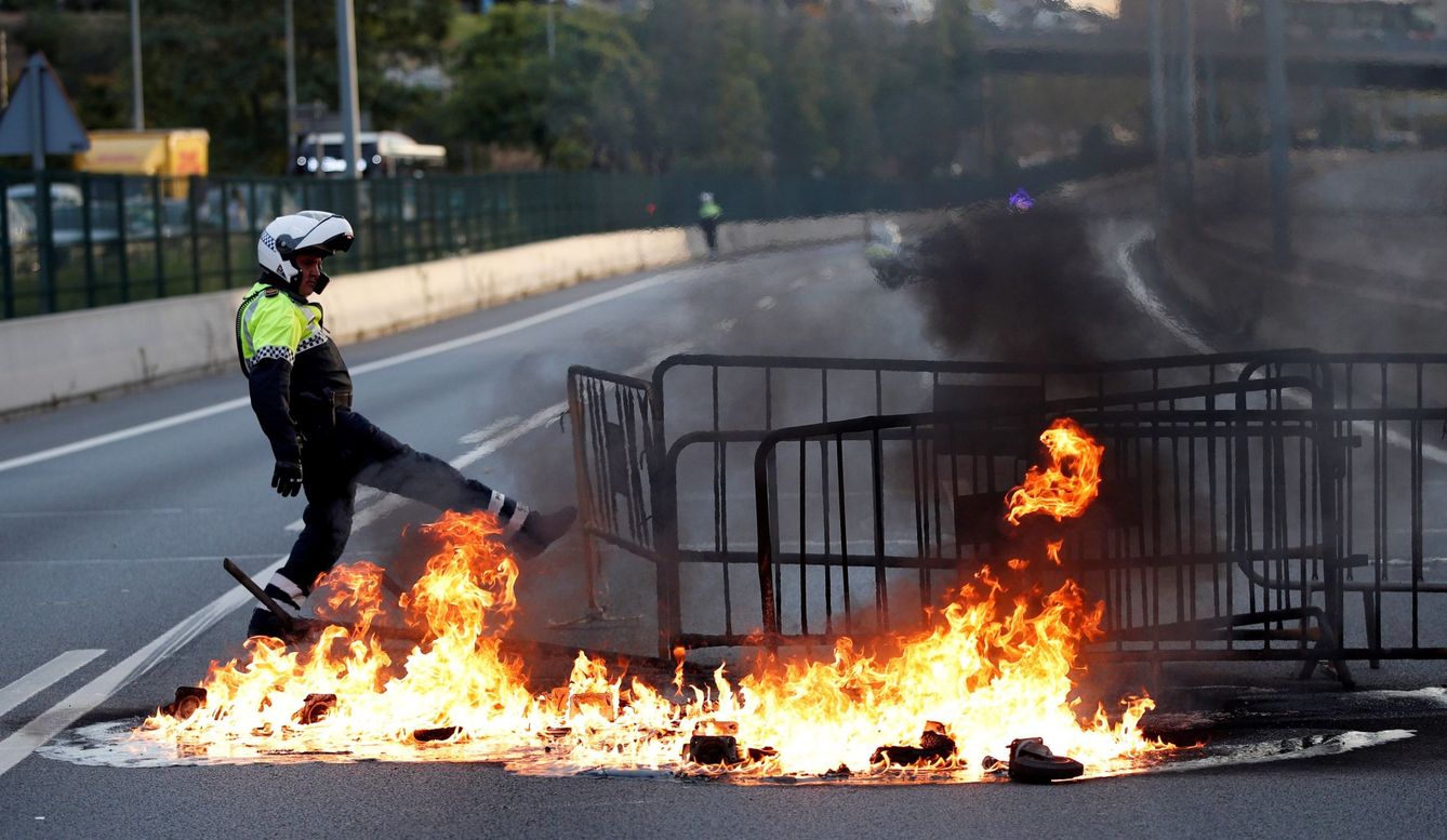 Una barricada de fuego corta la Ronda de Dalt de Barcelona. (EFE)