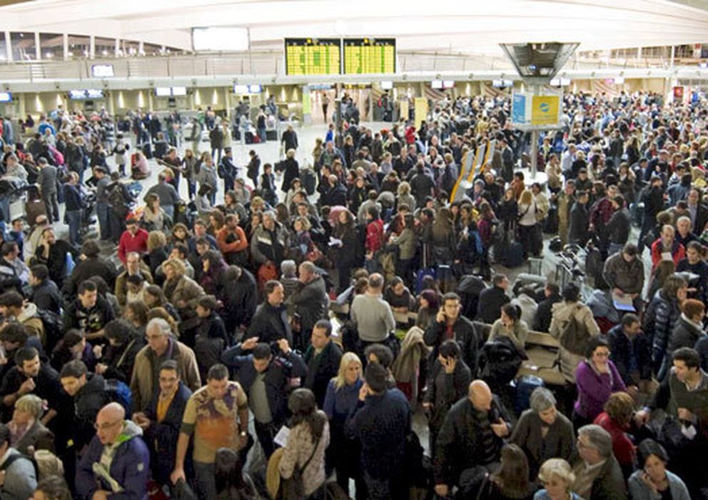 Foto: Miles de pasajeros quedaron en tierra tras el cierre del espacio aéreo decretado por Aena (EFE).