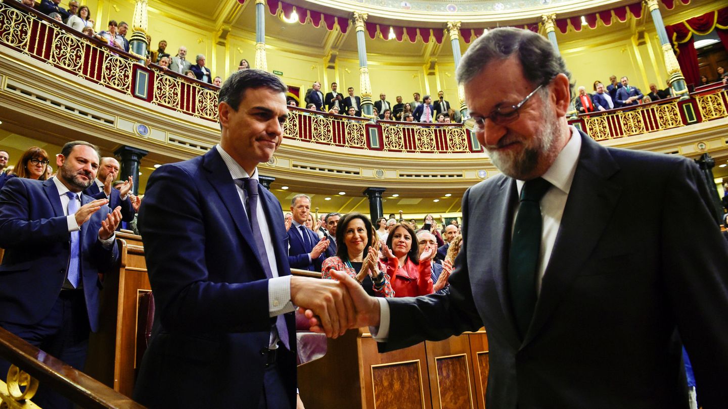 Pedro Sánchez estrecha la mano de Rajoy tras la moción de censura contra el expresidente del PP