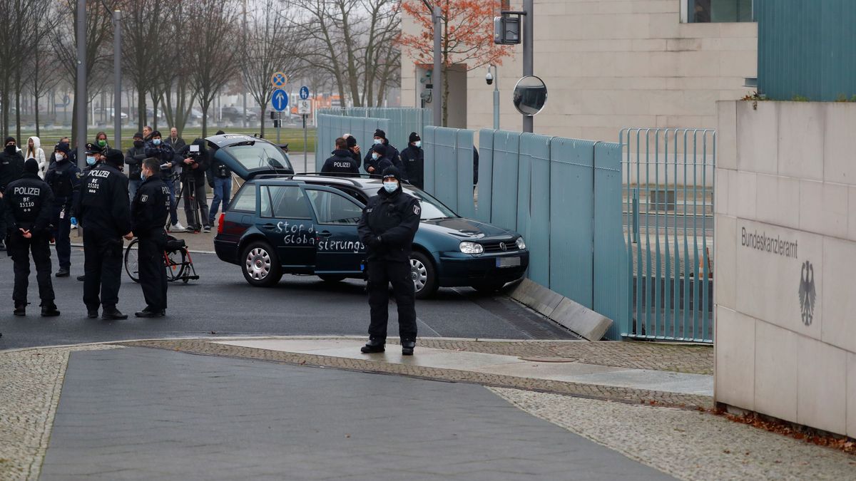 Se estrella un coche con pintadas contra la valla de la oficina de Angela Merkel