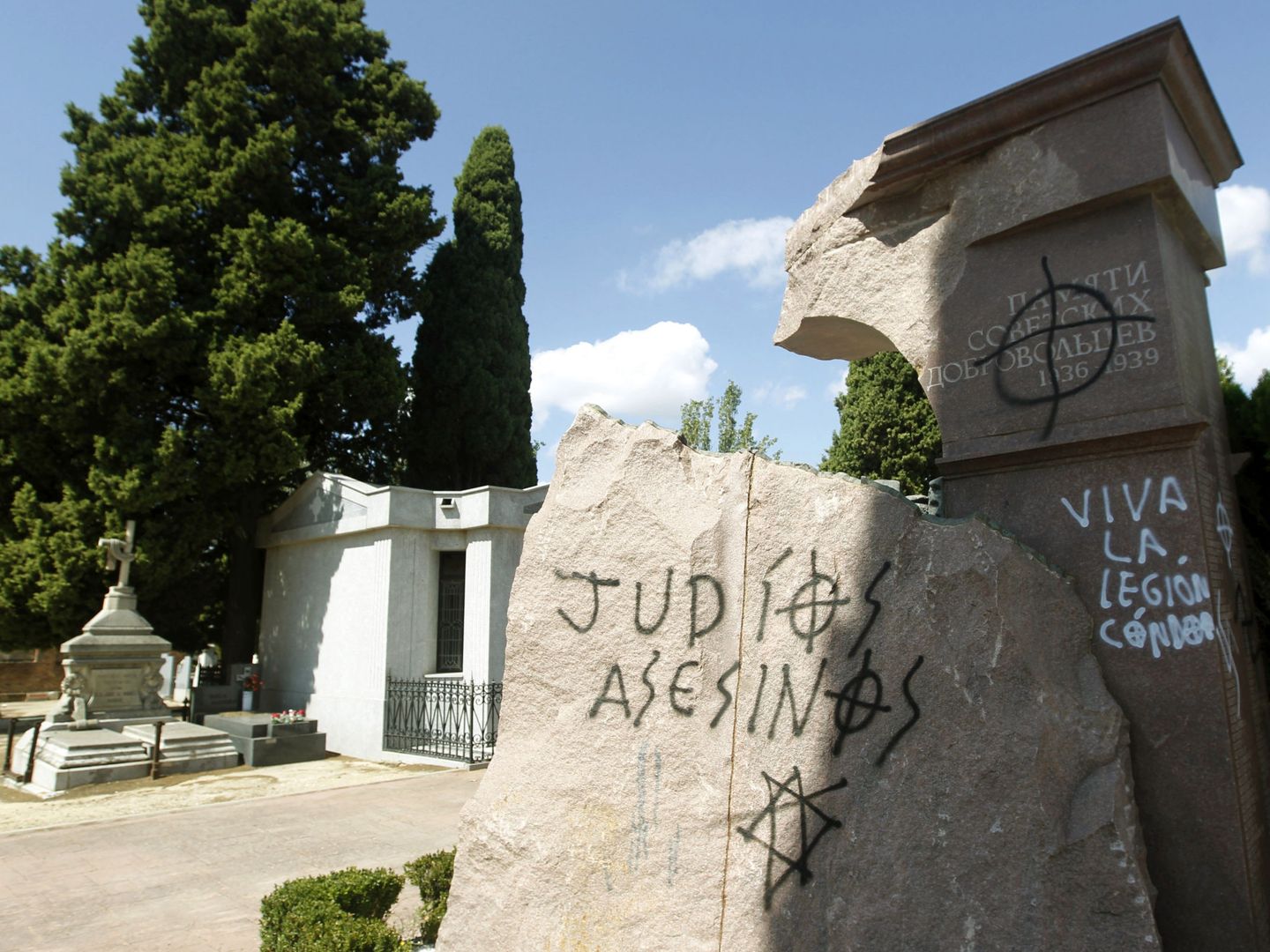 Pintadas antisemitas y esvásticas nazis en tumbas y monumentos a combatientes de la Guerra Civil en un cementerio de Madrid. (EFE)