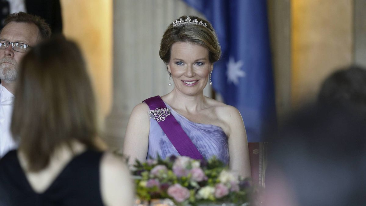 Matilde de Bélgica homenajea a Fabiola con su tiara en una cena de gala