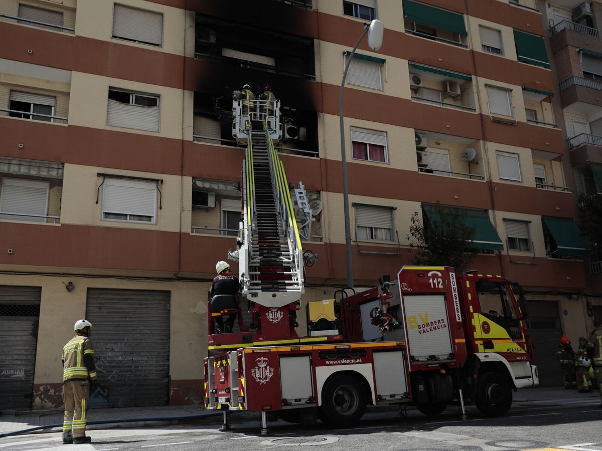 Foto: Incendio declarado  en una vivienda situada en el barrio valenciano de Nazaret, según fuentes policiales y sanitarias. (EFE/Ana Escobar)