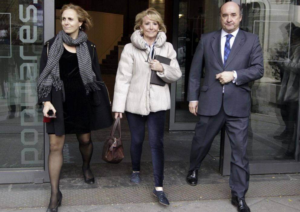 Foto: Esperanza Aguirre (c) a su salida de la sede del PP en Madrid. (EFE)