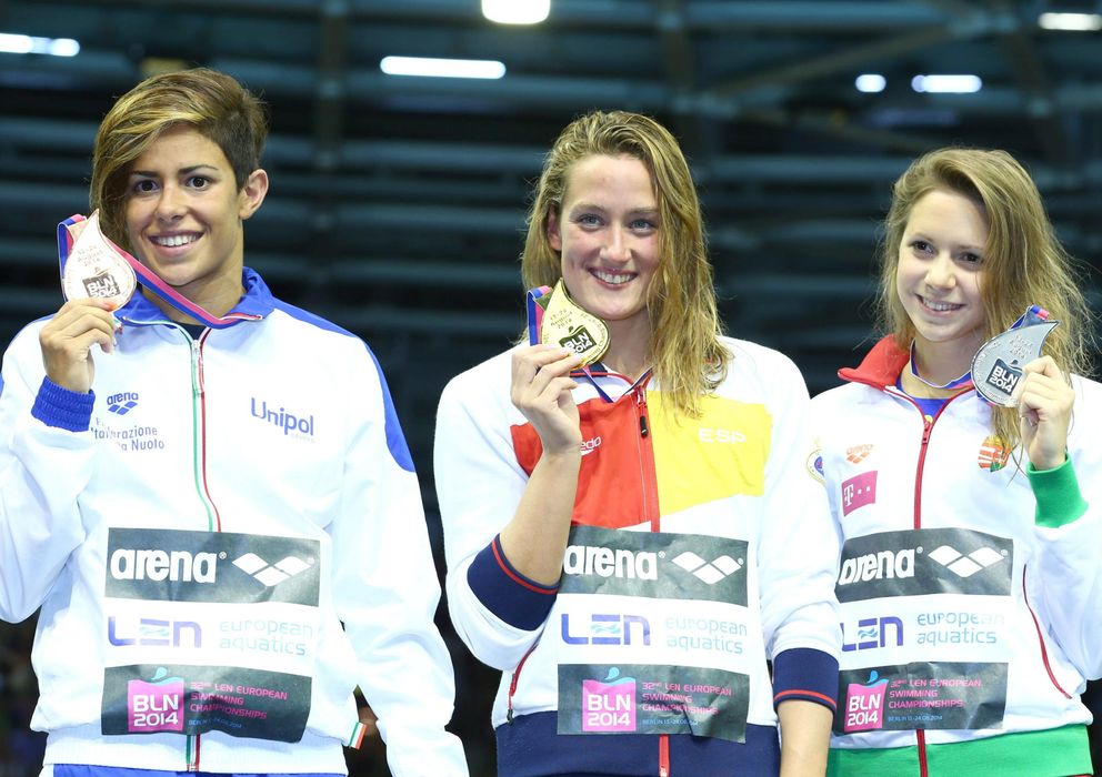 Foto: Mireia, en el centro con su medalla de oro (EFE).