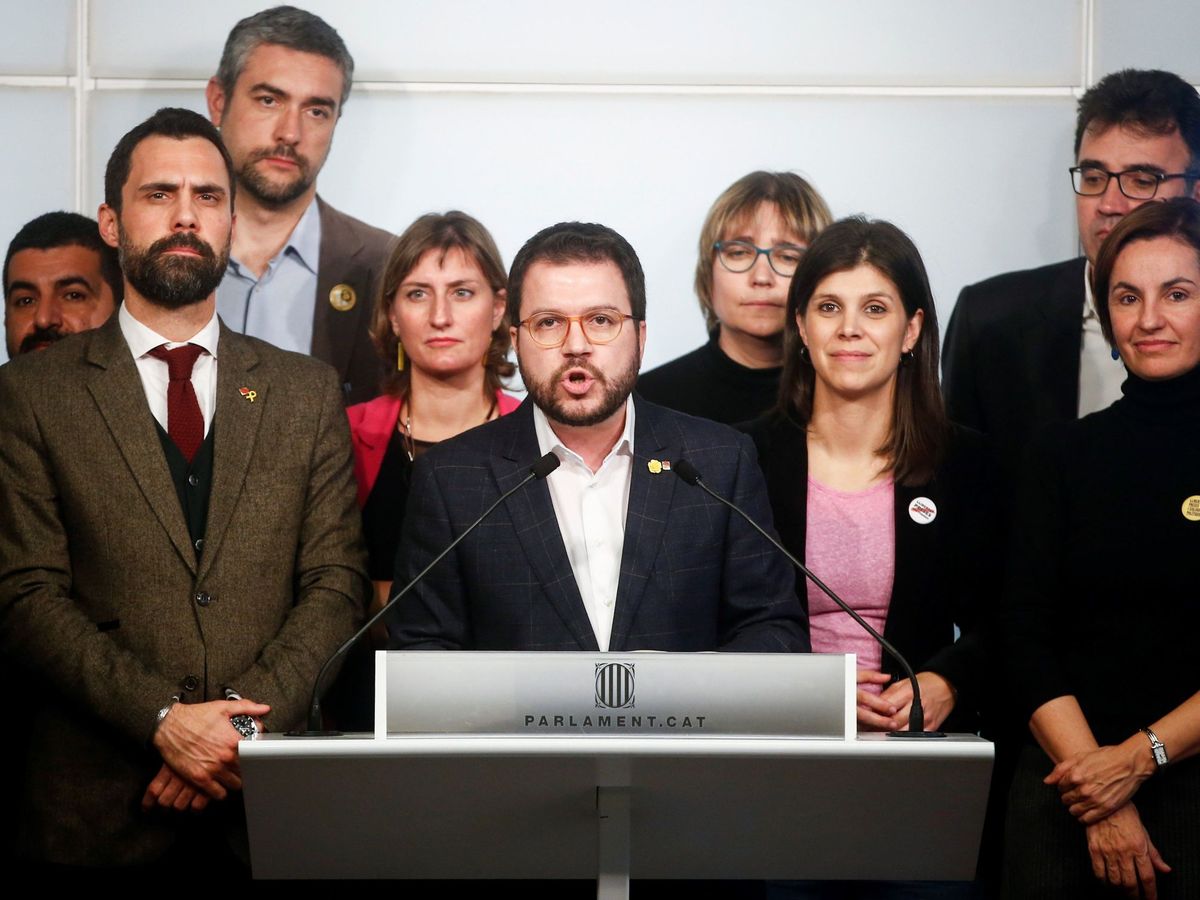 Foto: El vicepresidente del Govern y 'conseller' de Economía, Pere Aragonès (c), durante la rueda de prensa que han ofrecido los diputados de ERC para valorar la sentencia del TJUE. (EFE)