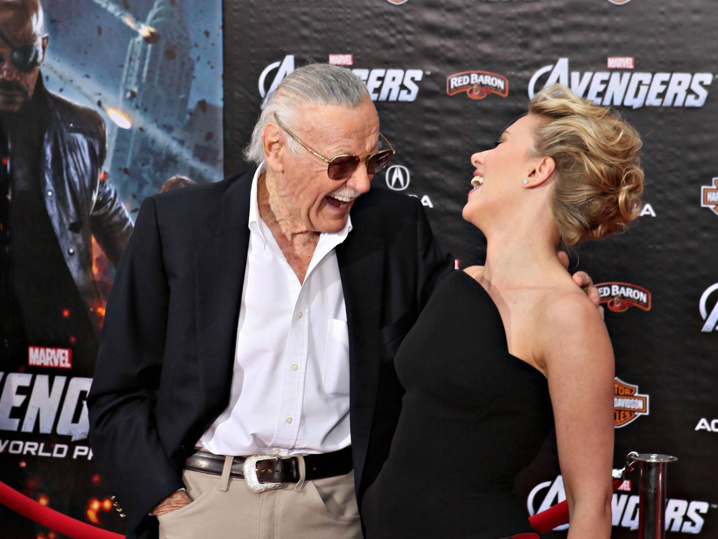 Stan Lee junto a Scarlett Johansson en la premiére de 'Los Vengadores'.(CORDON)