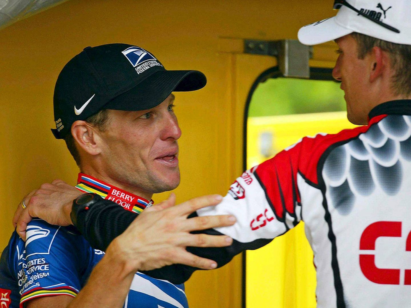 Armstrong saluda a Tyler Hamilton al término de una etapa en el Tour. (EFE)