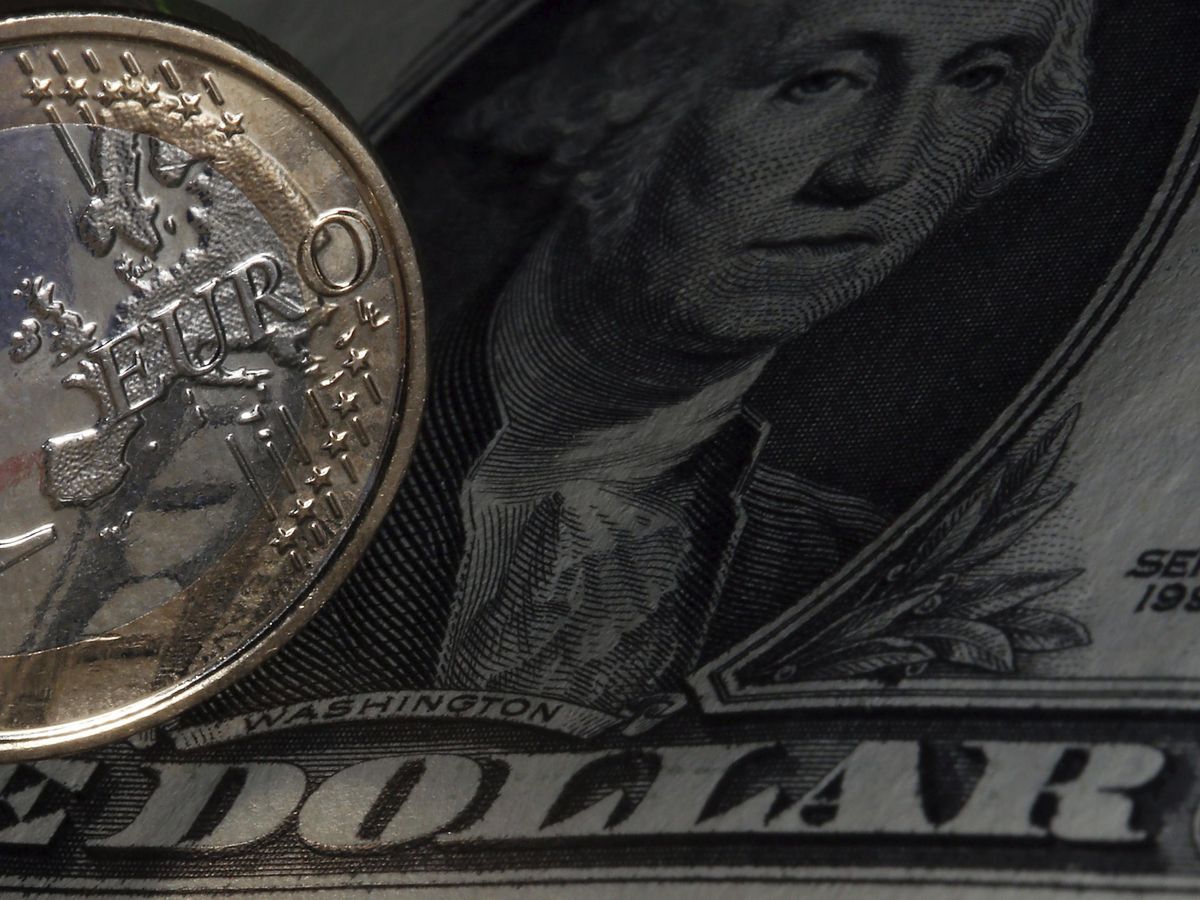 Foto: Moneda de euro junto a un billete de dólar. (EFE/Oliver Berg)