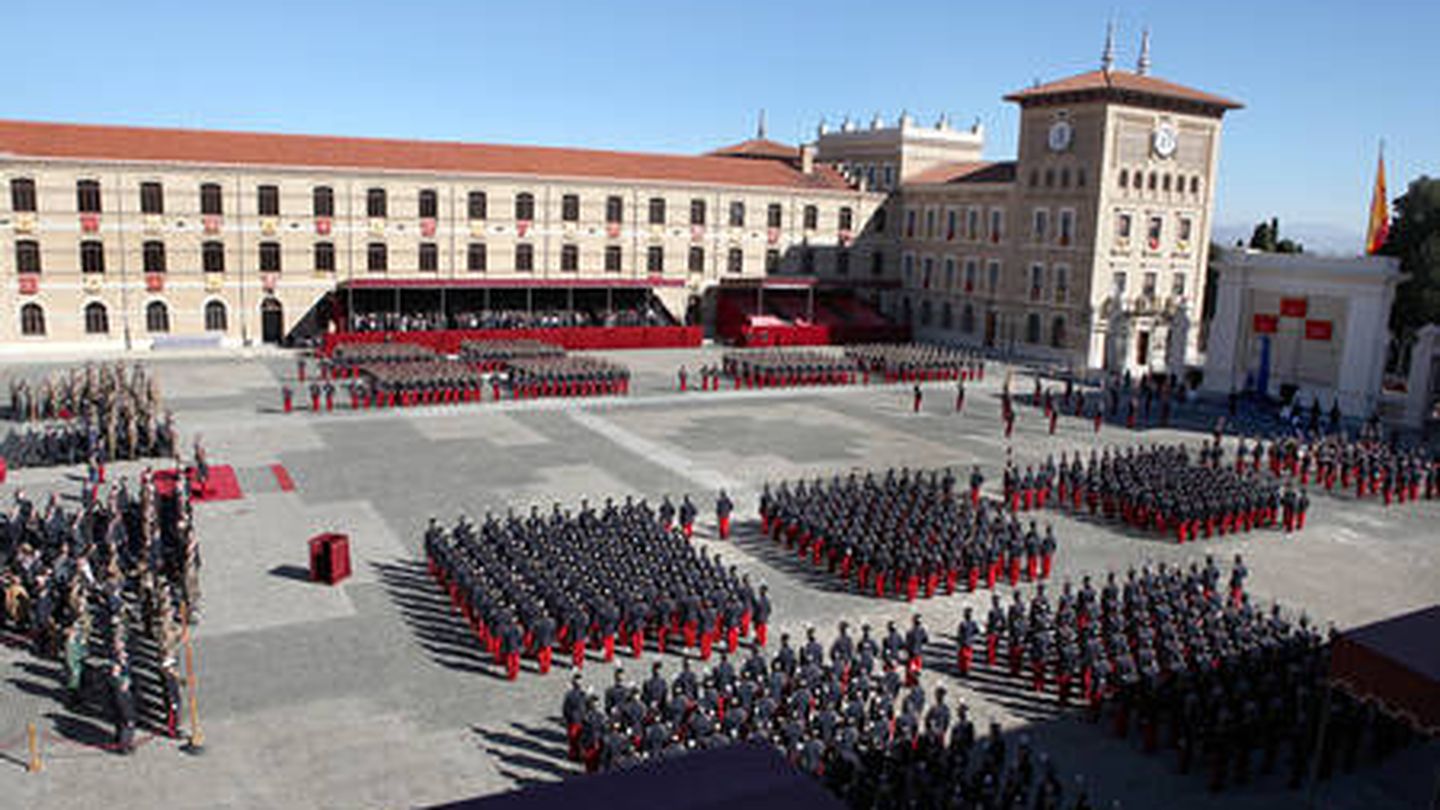 La parada militar durante el aniversario de la AGM de Zaragoza. (Cedida)