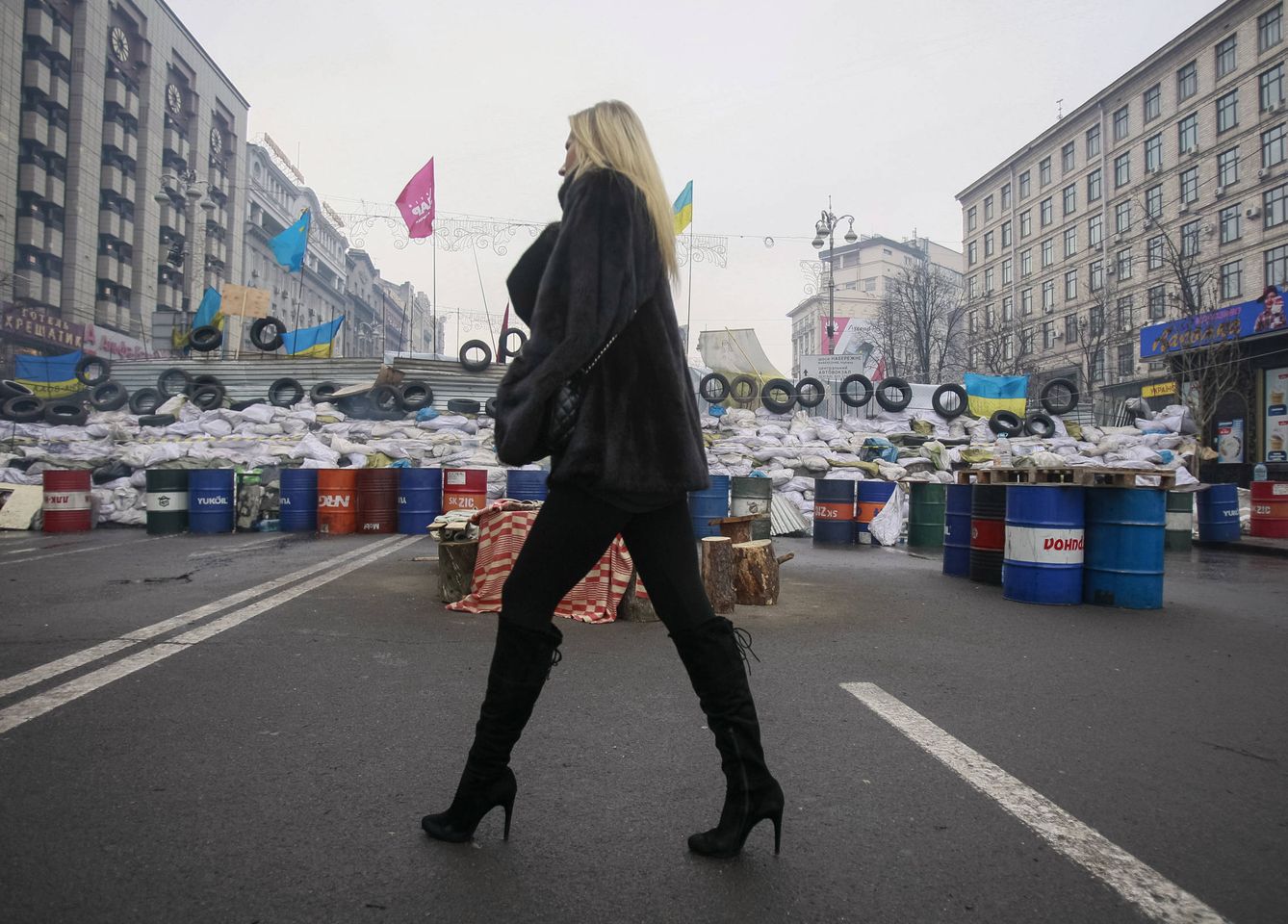 Una mujer pasa junto a una barricada en Kiev durante las protestas antigubernamentales de diciembre de 2013. (Reuters)