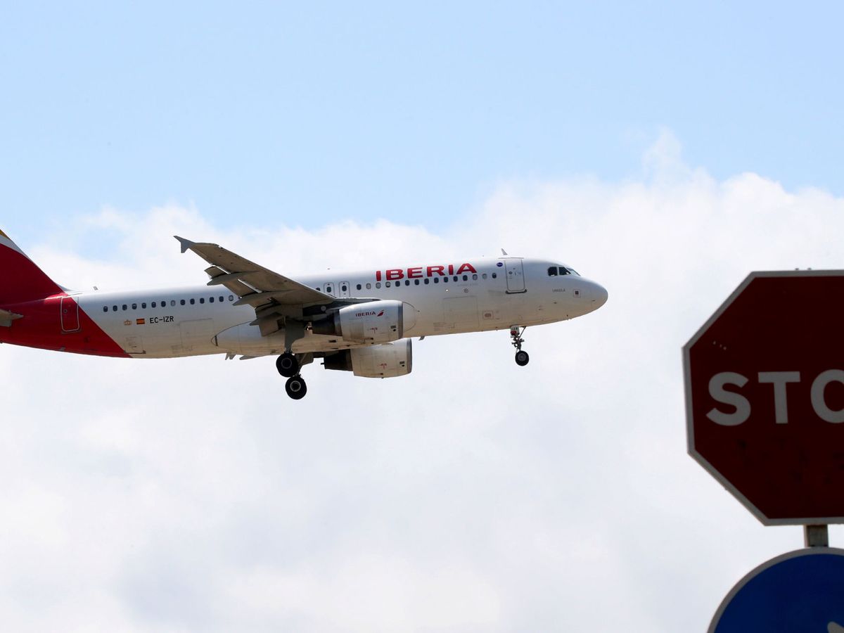 Foto: File photo: an iberia airbus a320 airplane passes a stop sign as it lands at barcelona-el prat airport