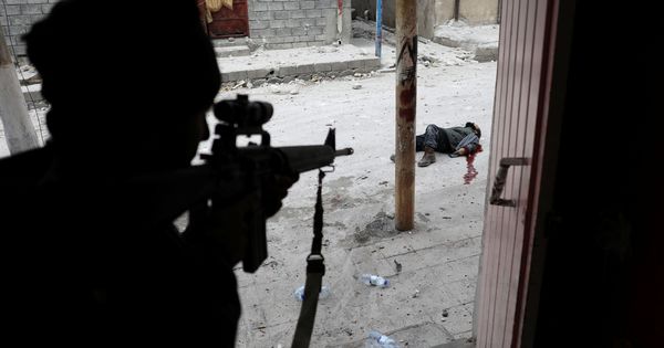 Foto: Un miembro de las fuerzas especiales iraquíes abate a un suicida del Estado Islámico durante la batalla de Mosul, en marzo de 2017. (Reuters)