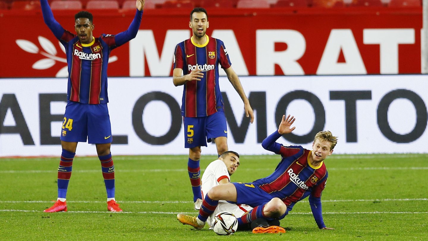 Frenkie de Jong recupera un balón frente al Sevilla en un partido de Liga. (Reuters)