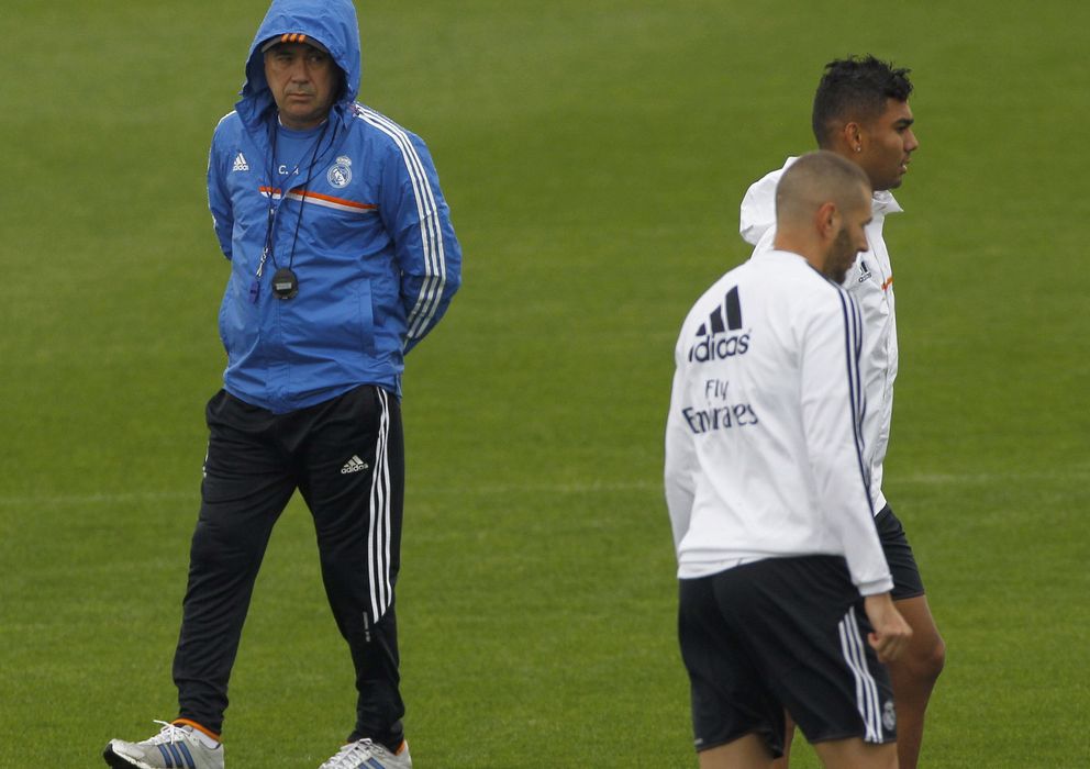 Foto: Ancelotti observa a sus jugadores en el último entrenamiento antes del Clásico.
