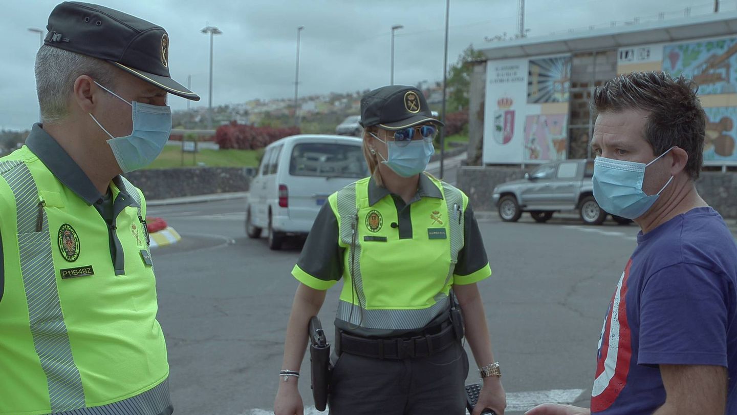 Pareja de guardias civiles en 'Control de carreteras'. (DMAX)