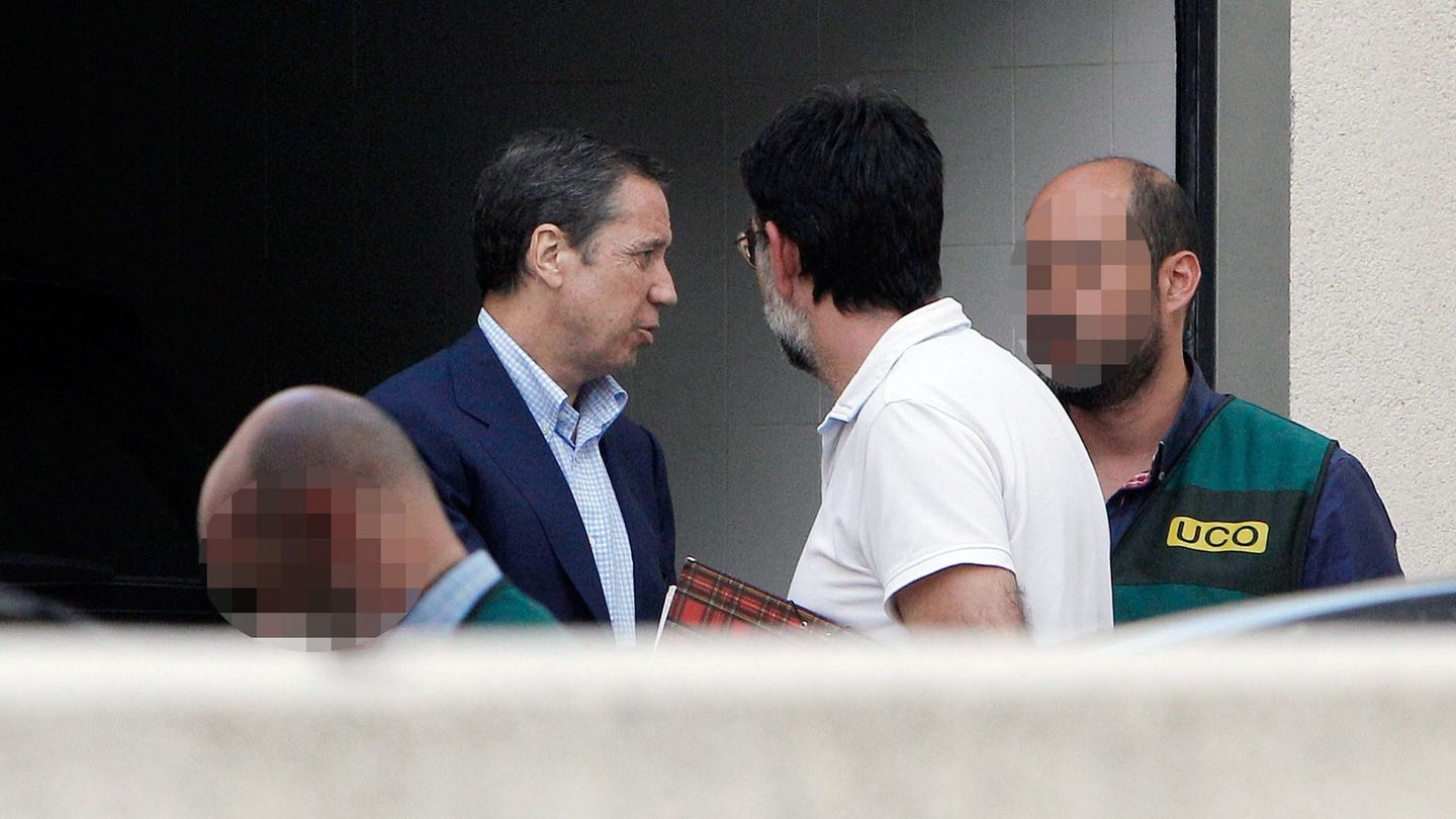 Eduardo Zaplana, a su llegada a su chalé de Benidorm junto a la comisión judicial tras ser detenido. (EFE)