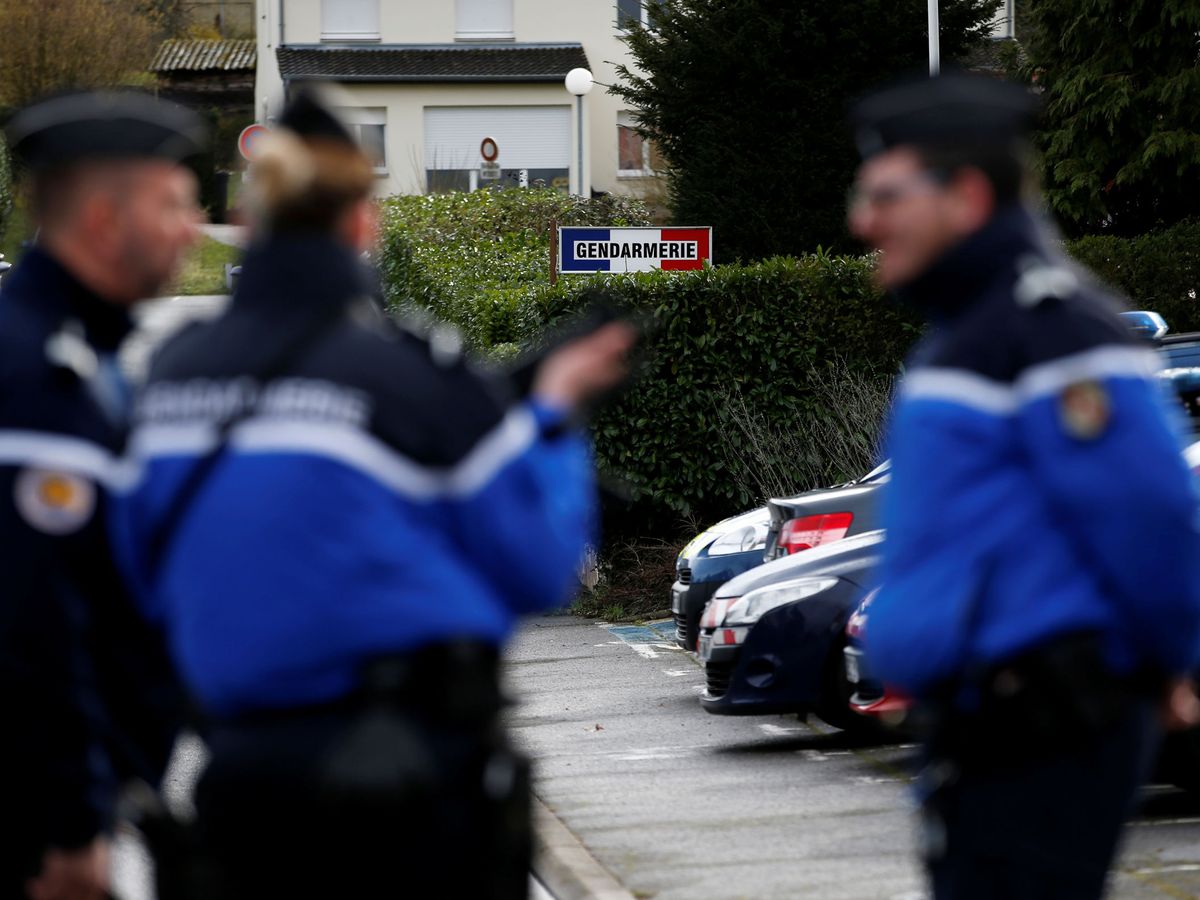 Foto: Varios gendarmes delante de una comisaría en Dieuze, Francia. (Reuters)