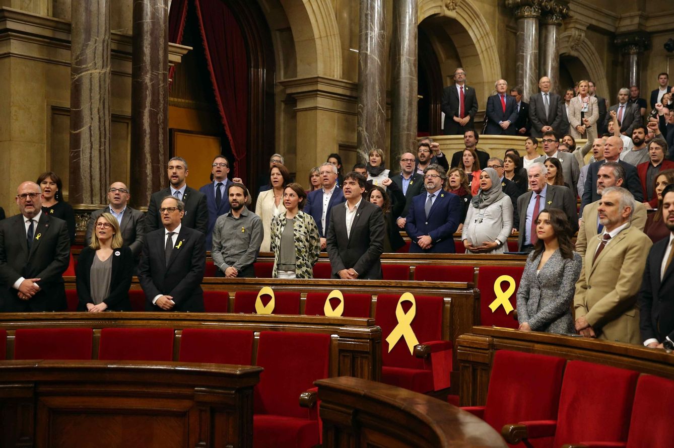 Canto de 'Els Segadors' en el Parlament de Catalunya. (EFE)