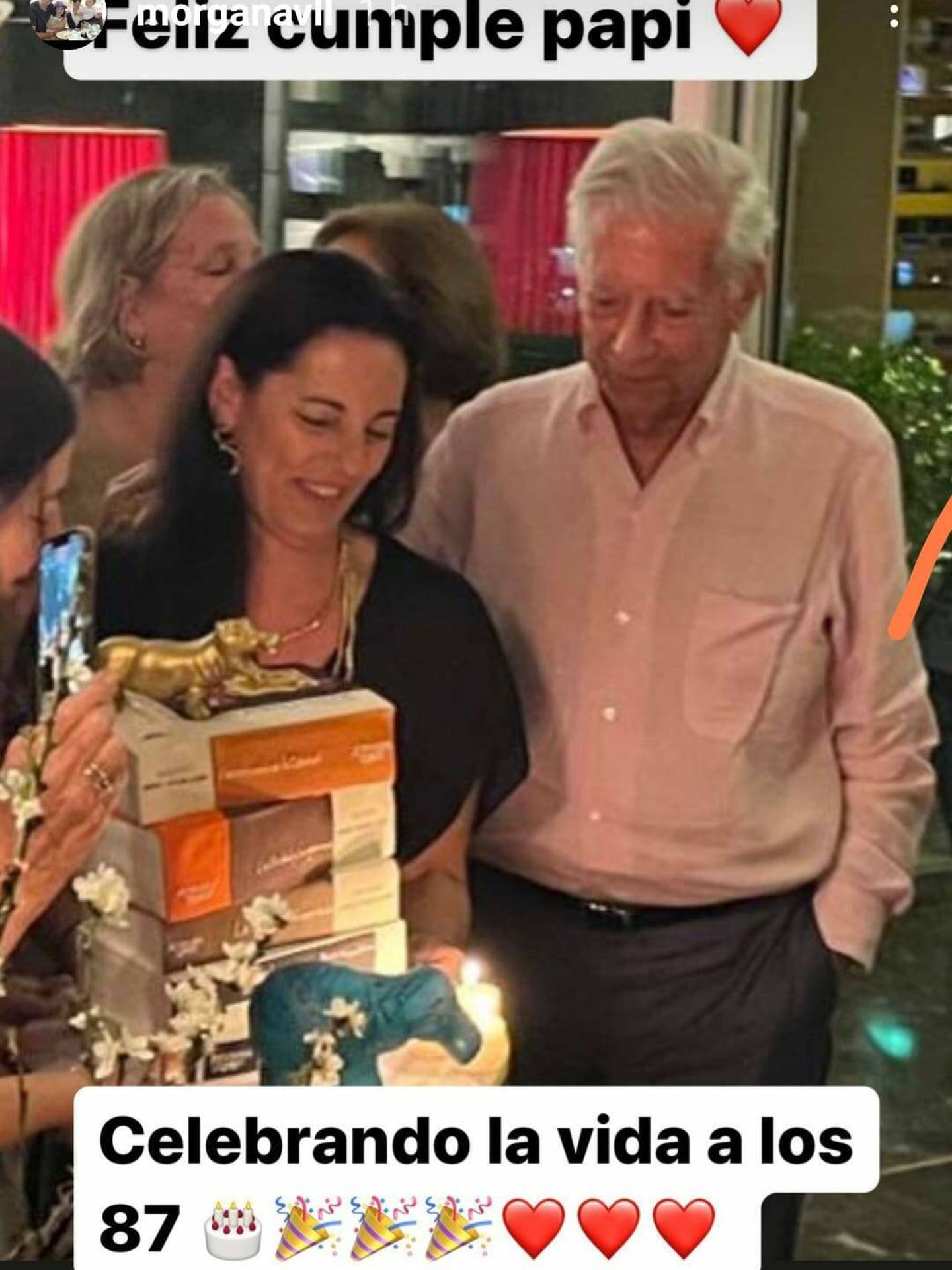 Mario Vargas Llosa celebrando su cumpleaños en familia. (IG)